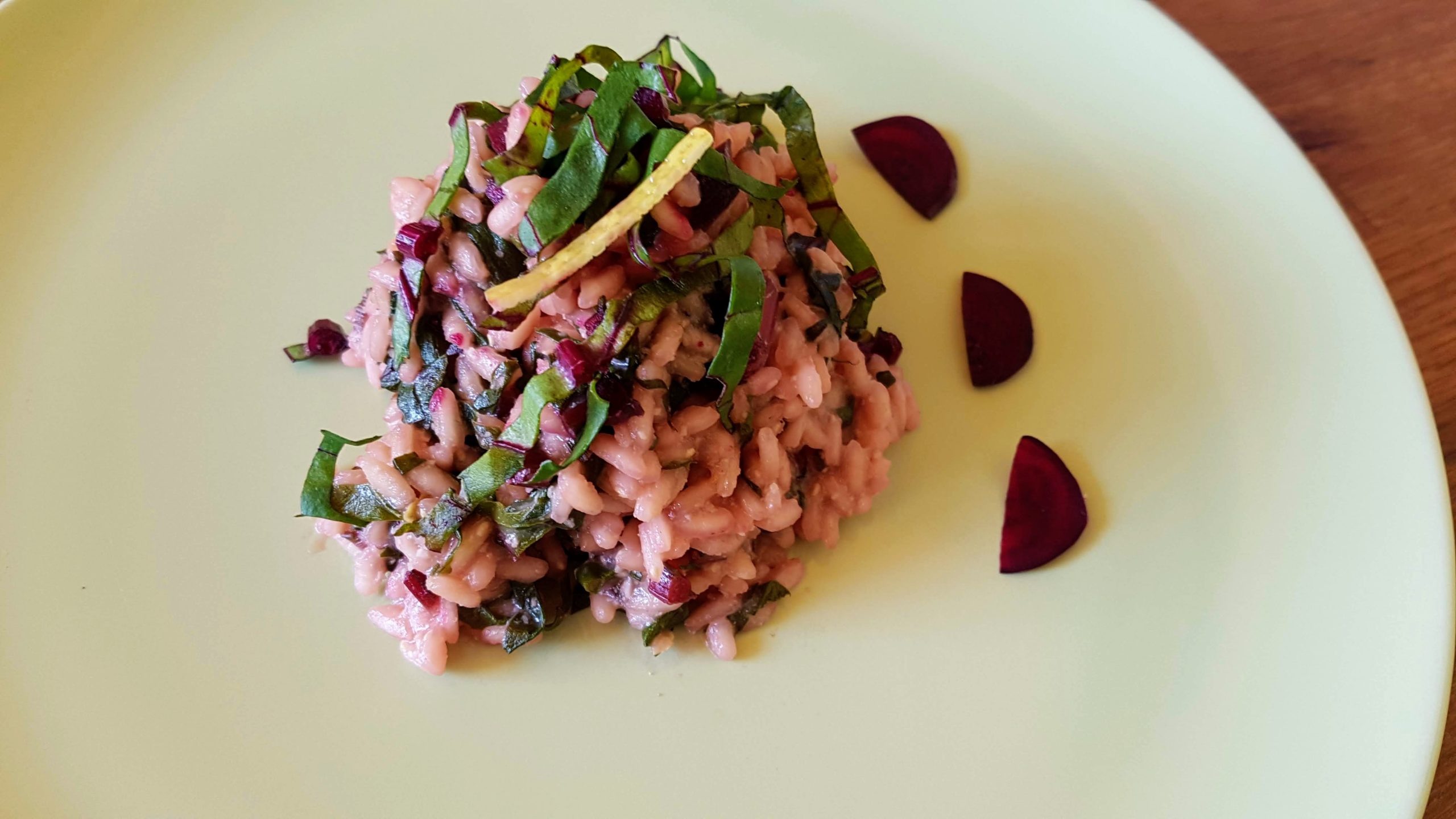 Risotto de hojas remolacha aromatizado al limón